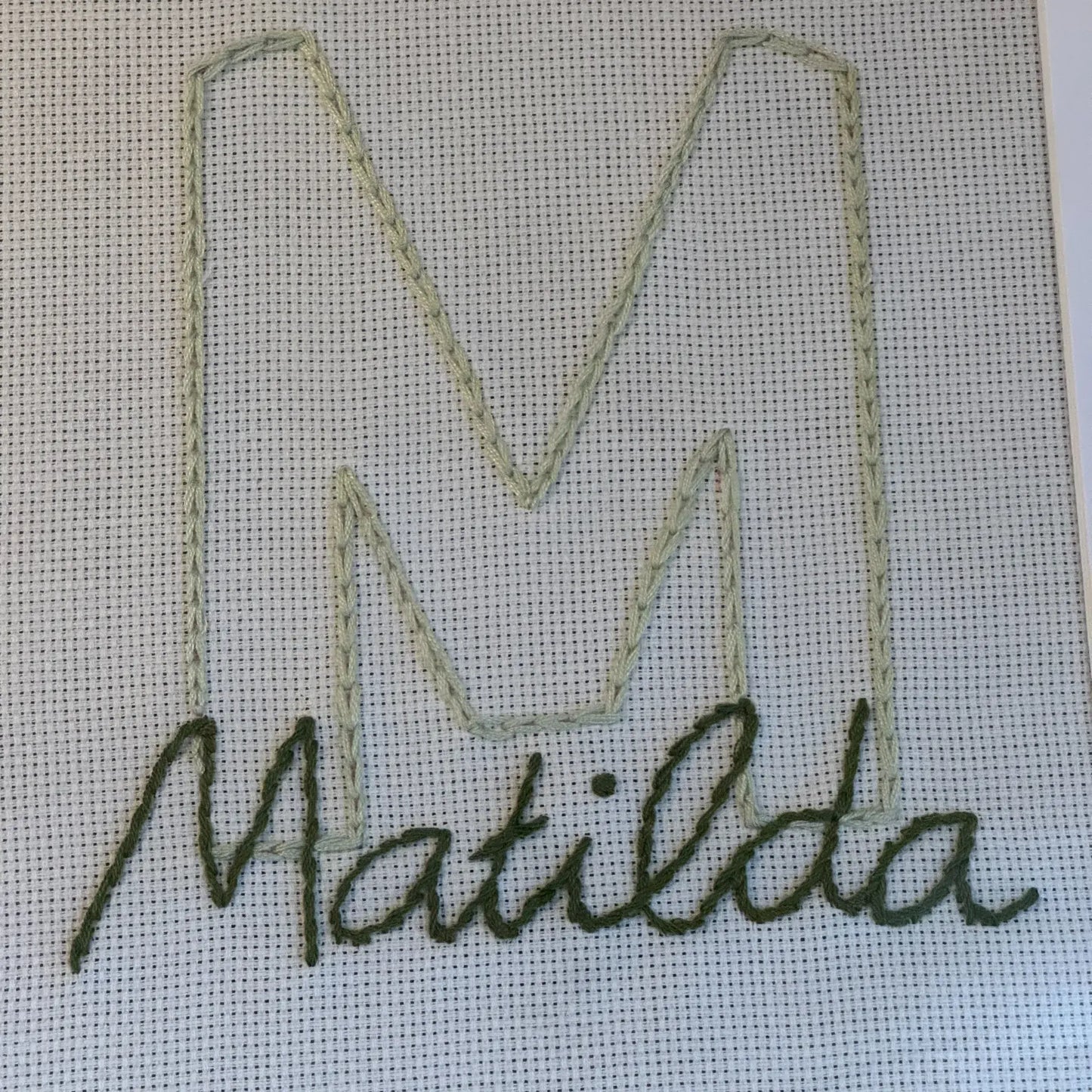 Cuadro con inicial y nombre bordado personalizado