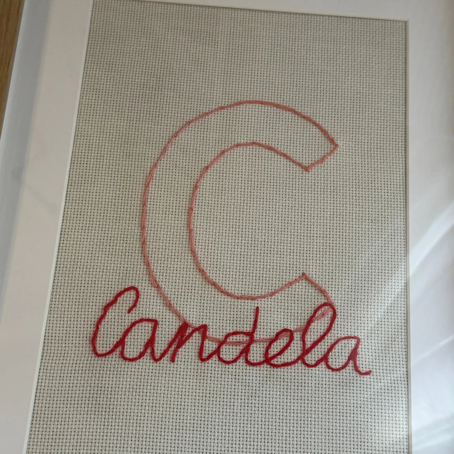 Cuadro con inicial y nombre bordado personalizado