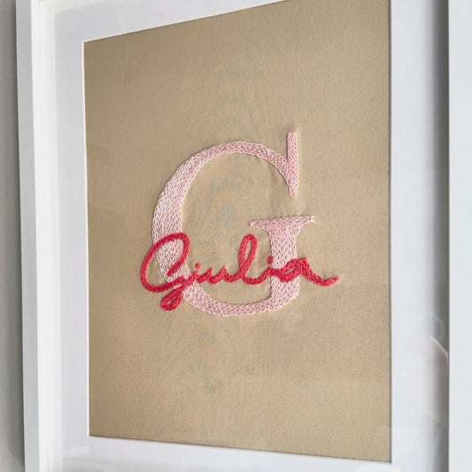 Cuadro con inicial y nombre bordado personalizado