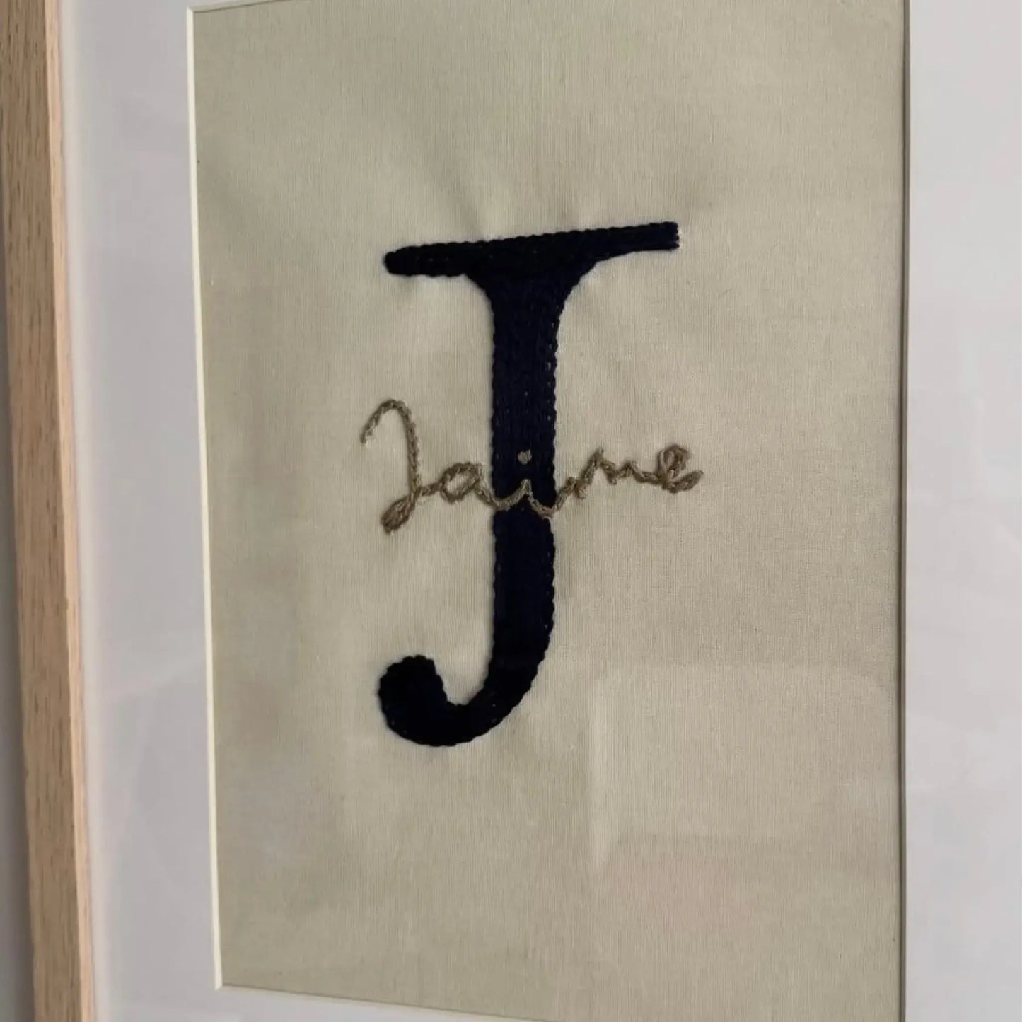 Cuadro con inicial y nombre bordado personalizado