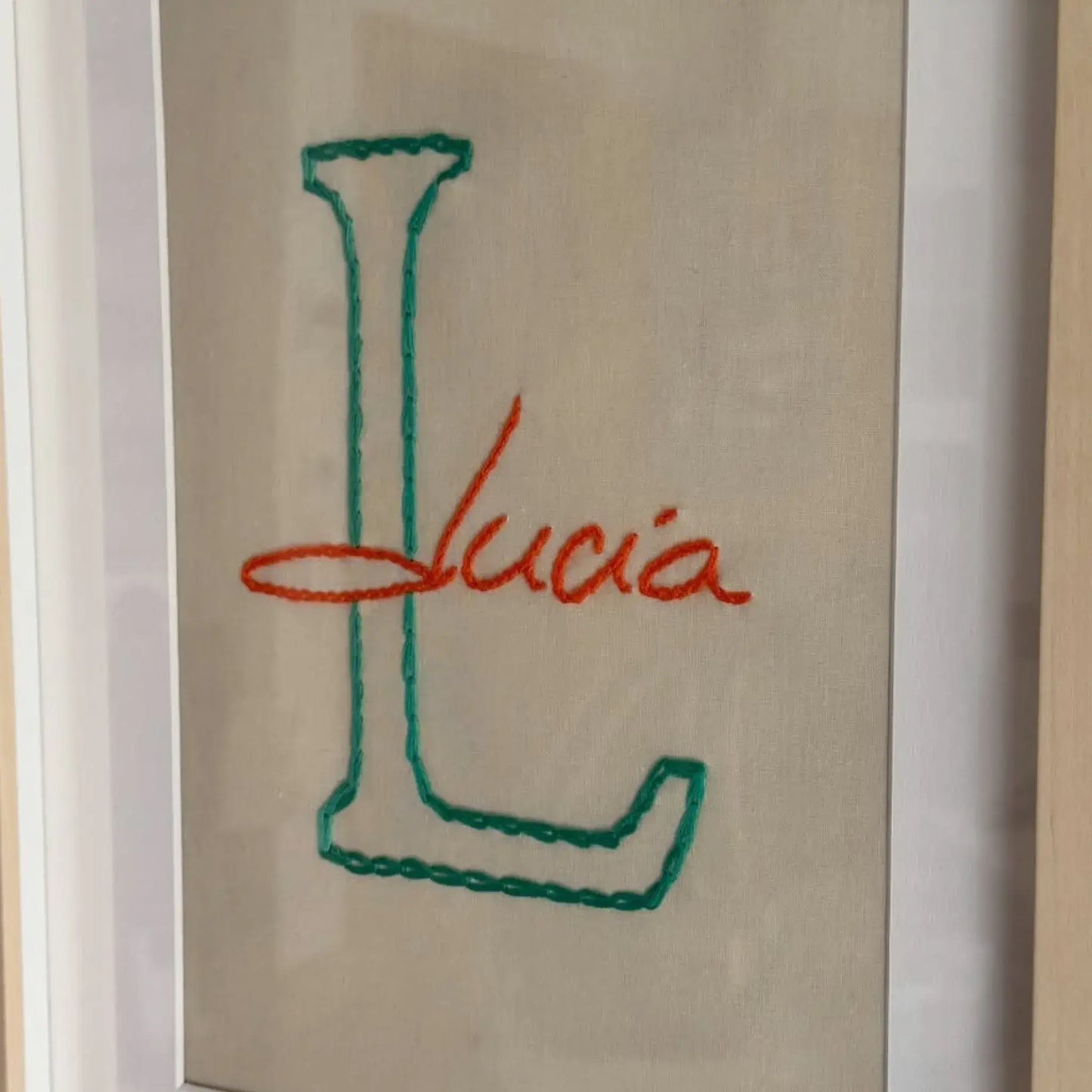 Cuadro con inicial y nombre bordado personalizado